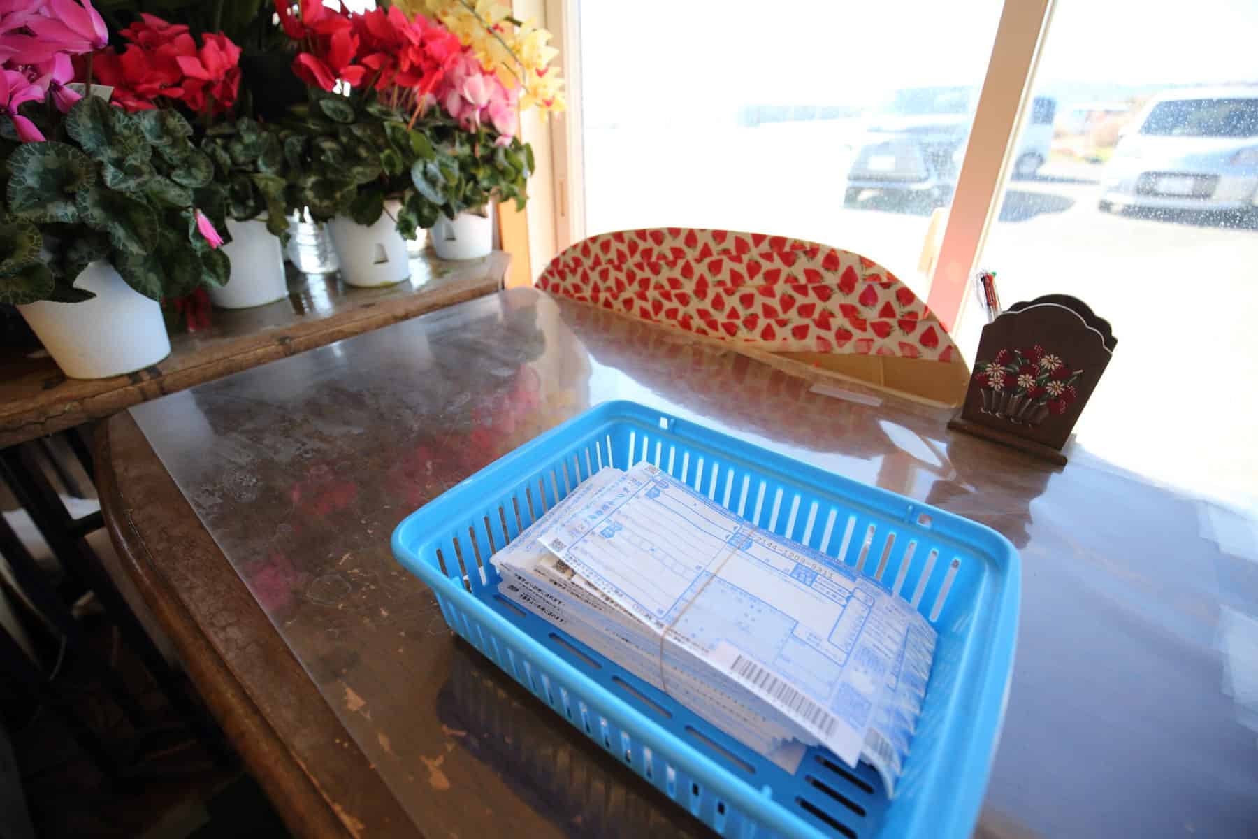 地方発送用いちごの送付状を記入するための机(静岡市久能のまるとよ苺園)